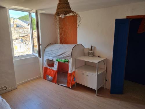 Zimmer mit einem Bett, einem Tisch und einem Fenster in der Unterkunft Casa Luna in Lunas