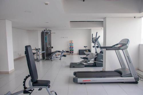 een fitnessruimte met verschillende cardio-apparaten in een kamer bij Paiva Home Stay - Bugan Paiva by Flatbpaiva in Recife