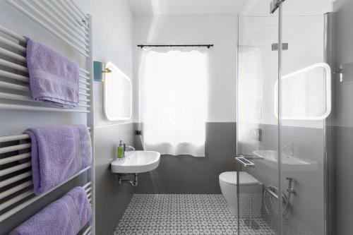 a bathroom with a toilet and a sink at Villa Rocco Country House in Ozzano Monferrato