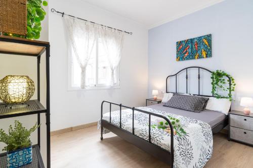 a bedroom with a bed and a window at Tarragona - 3BR - Beach - Nautical Port - Gastronomy in Tarragona