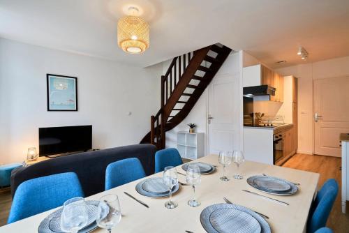 ein Esszimmer mit einem Tisch und blauen Stühlen in der Unterkunft 3-bedroom 3 bathrooms renovated in 2023 in Tourcoing