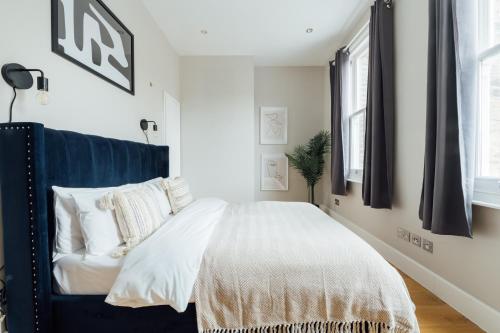 Tempat tidur dalam kamar di Stylish & Modern London Apartment in Honor Oak