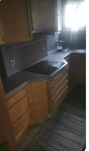 eine Küche mit einer schwarzen Arbeitsplatte und einem Waschbecken in der Unterkunft Monteurzimmer rasic in Sachsenheim