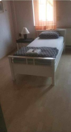 ein Bett in einem Schlafzimmer mit einem Fenster in der Unterkunft Monteurzimmer rasic in Sachsenheim