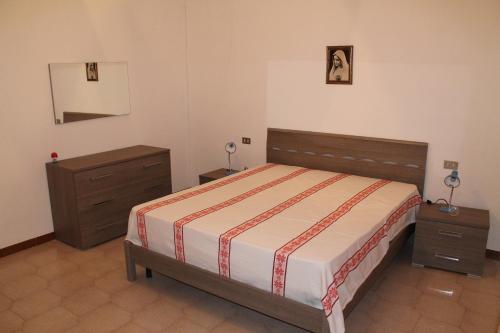 トッレ・スーダにあるCasa Vacanze Danielaのベッドルーム1室(ベッド1台、ナイトスタンド2台、ベッドサイドサイドサイドサイドサイドサイドサイドサイドサイドサイドサイドサイドサイドサイドサイドサイドサイドサイドサイドサイドサイドサイドサイドサイドサイドサイドサイドサイドサイドサイドサイドサイドサイドサイドサイドサイドサイドサイドサイドサイドサイドサイドサイドサイドサイドサイドサイドサイドサイドサイドサイドサイドサイドサイドサイドサイドサイドサイドサイドサイドサイドサイドサイドサイドサイドサイドサイドサイドサイドサイドサイドサイドサイドサイドサイドサイドサイドサイドサイドサイドサイドサイドサイドサイドサイドサイドサイドサイドサイドサイドサイドサイドサイドサイドサイドサイドサイドサイドサイドサイドサイドサイドサイドサイドサイドサイドサイドサイドサイドサイドサイドサイドサイドサイド