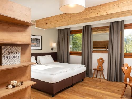 una camera con un letto di Hotel Orso Grigio a Pescul