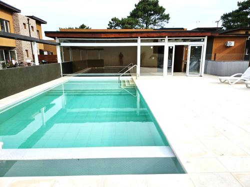 una piscina en una casa en Complejo Altos La Caleta en Mar de Cobo