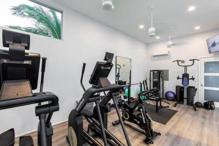 Fitness centrum a/nebo fitness zařízení v ubytování Oceanside 2 Bedroom Luxury Villa with Private Pool, 500ft from Long Bay Beach -V3