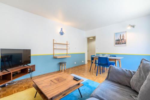 un salon avec un canapé et une table dans l'établissement Functional flat in the heart of Old Lille., à Lille