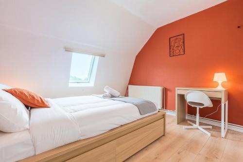 - une chambre avec un lit, un bureau et une fenêtre dans l'établissement 4 bedroom & 2 bathroom house near metro, à Tourcoing