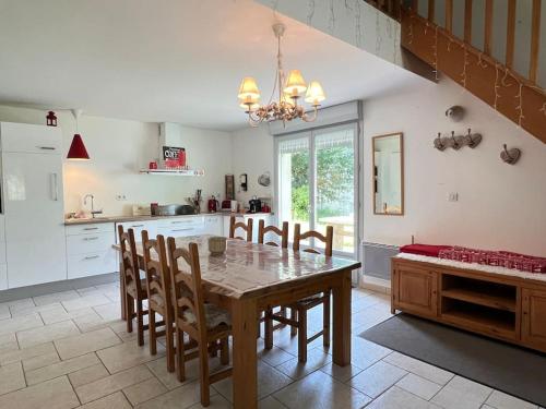 - une cuisine avec une table à manger et des chaises dans l'établissement La maison de FanloU, à Cauterets