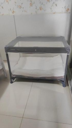 a small shelf in a room with a bed at Apto com conforto que você precisa. in Goiânia