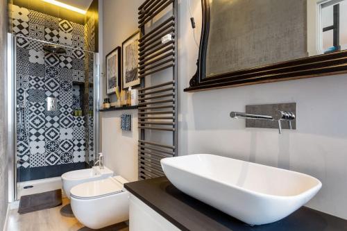 a bathroom with a white sink and a toilet at Casa Forneris-Splendido appartamento in stile newyorchese vicino al Valentino in Turin