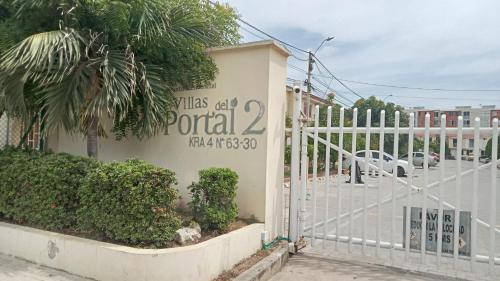 Conjunto villas del portal dos في Soledad: وجود علامة على صيدلية بوابة البوابة