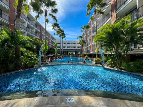 una gran piscina en medio de un edificio en Swiss-Belhotel Tuban Bali en Kuta