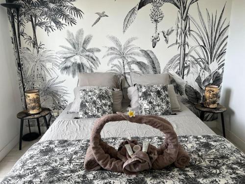 1 dormitorio con 1 cama con papel pintado tropical en Passion des Iles, en Saint-Paul