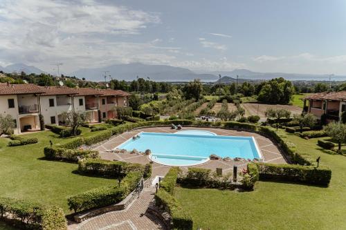 een luchtzicht op een villa met een zwembad bij Casa Lisa in Polpenazze del Garda