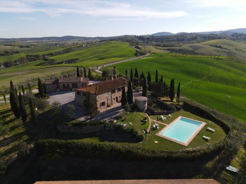 an aerial view of an estate with a swimming pool at Agriturismo Bombina in Montisi