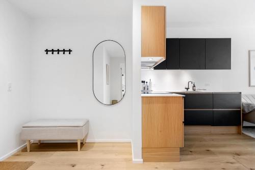 uma pequena cozinha com um lavatório e um espelho em Penthouse paradise on 39th floor em Aarhus
