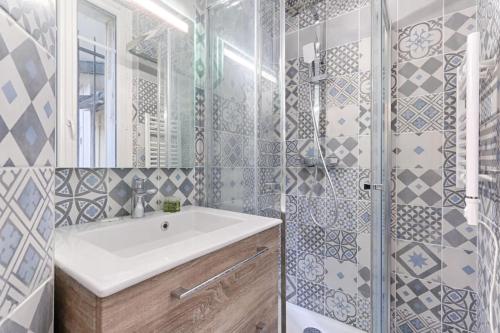 une salle de bain avec un lavabo et une douche dans l'établissement Montmartre/Natier : Cosy Studio 2P, à Paris