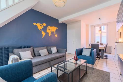 - un salon avec un canapé et une carte murale dans l'établissement 4 BR & 4 bathroom house close to Parc Barbieux, à Roubaix
