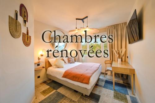 Un dormitorio con una cama y un letrero que lee remedios farmacéuticos en B Hôtel Olympia Bourges - Hotel Rénové avril 2024 en Bourges
