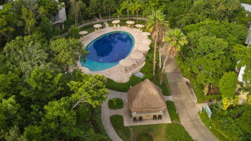 una vista aérea de un edificio con piscina en Bahia Principe Luxury Sian Ka´an - Adults Only - All Inclusive, en Akumal