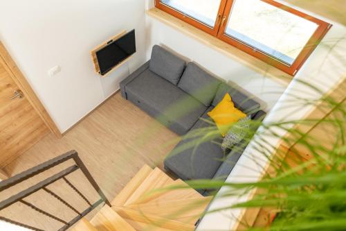vista sul soffitto di un soggiorno con divano di Apartment Orehar a Bohinj