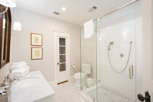 Ένα μπάνιο στο Clifton House - King Suite in Historic Home, Mississippi River Views
