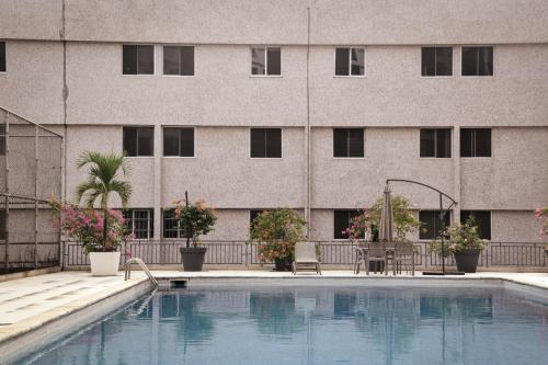 a swimming pool in front of a building at Résidences Les Hauts de l'Indenié in Abidjan