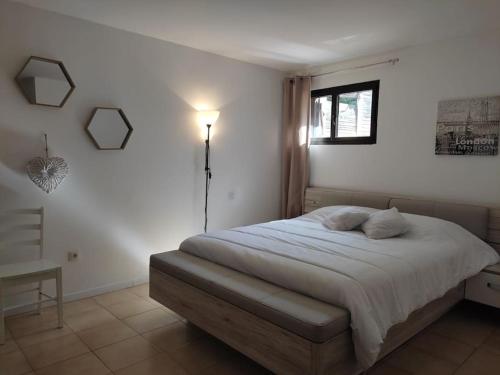 - une chambre avec un lit, une fenêtre et une lampe dans l'établissement T4 Caminu 110m2 - Jardin, piscine, 6 pers, parking, à Porto-Vecchio