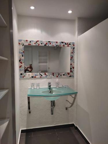 une salle de bain avec un lavabo et un miroir dans l'établissement T4 Caminu 110m2 - Jardin, piscine, 6 pers, parking, à Porto-Vecchio