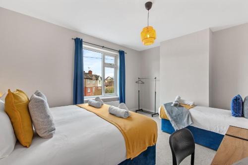 2 camas en una habitación con ventana en Whitehill House - 3-Bed Home from Home, Sleeps 7, Great for Groups & Workers, FREE Parking & Netflix en Whiston