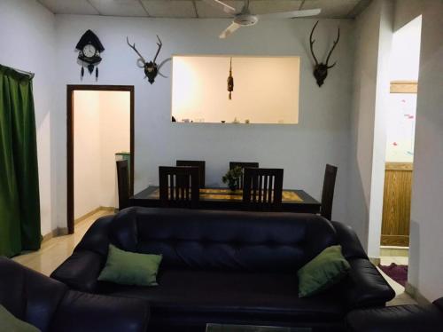 sala de estar con sofá y mesa en Malsha Villa, en Weligama
