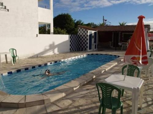 a person swimming in a swimming pool at Vila Harmonia in Conde