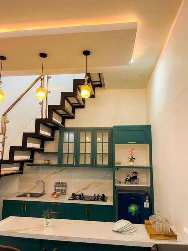 una cocina con una escalera de caracol en una casa en Villa Kamar Tamu Sidokarto en Godean