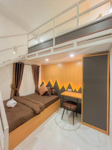 1 dormitorio con cama y escritorio. en Villa Kamar Tamu Sidokarto en Godean