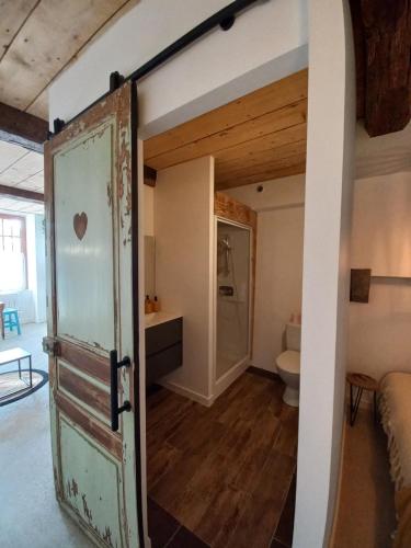 una porta aperta in una camera con bagno di Le patio a Oloron-Sainte-Marie