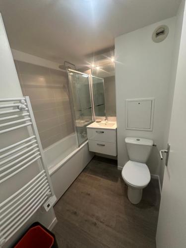 ein kleines Badezimmer mit Toilette und Waschbecken in der Unterkunft 2 pièces duplex Issy Les Moulineaux Ascenseur internet in Issy-les-Moulineaux