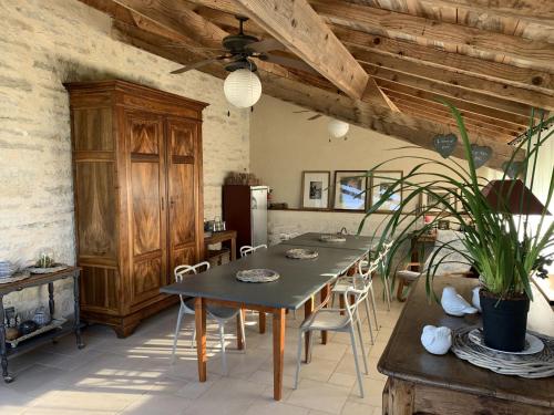 Le Couvent في Saint-Jean-de Laurs: مطبخ مع طاولة وكراسي في الغرفة