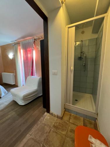 1 dormitorio con 1 cama y baño con ducha. en I Campanili, en Agrigento