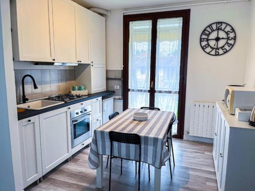 Appartamento Monvalle Home tesisinde mutfak veya mini mutfak