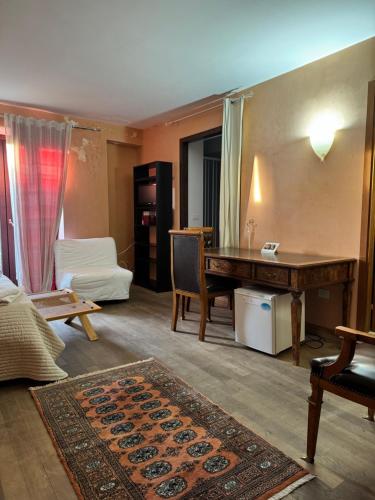 een woonkamer met een bureau en een tafel bij I Campanili in Agrigento
