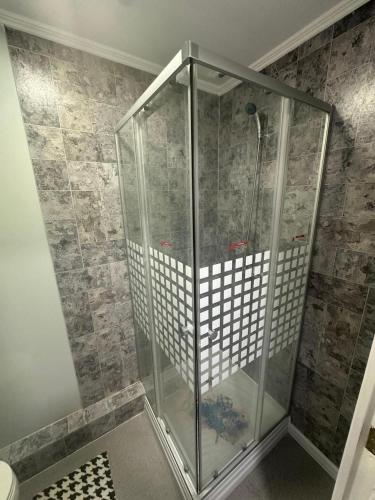 a shower with a glass enclosure in a bathroom at Mini Departamento C8 in Calama