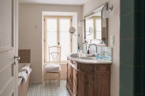 a bathroom with a sink and a mirror at L'esquisse Barbizon - Teritoria in Barbizon