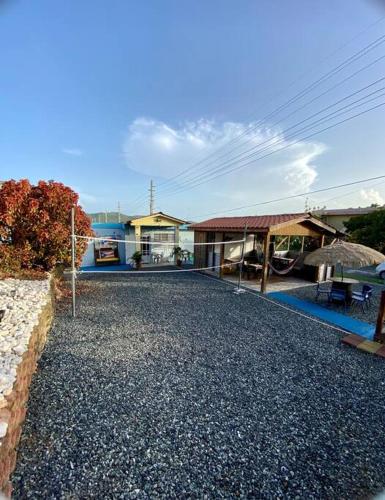 カボ・ロホにあるVilla Retiro R in Boquerón Areaの砂利道付家