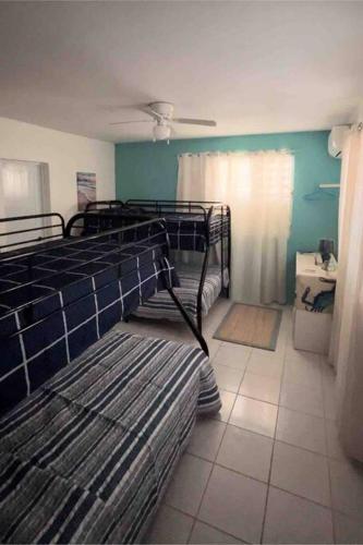 a bedroom with two bunk beds in a room at Villa Retiro R in Boquerón Area in Cabo Rojo