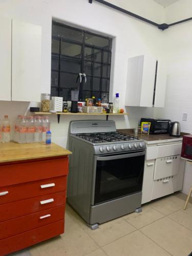 Una cocina con un horno de estufa en una cocina en Selin, en Ciudad de México