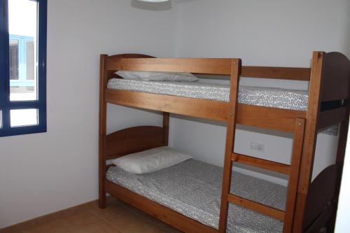 una camera con due letti a castello di Apartment Orzola Vista Mar a Órzola