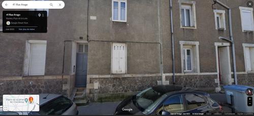 une voiture garée sur un parking devant un immeuble dans l'établissement Le chantenay, à Nantes